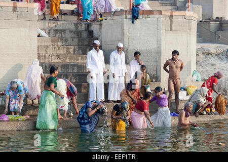 Varanasi, Inde. Les hindous la baignade et prier dans le Gange Banque D'Images