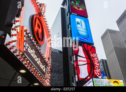 Annonces colorés de lumières pour Radioshack et Coca-Cola et Samsung à Times Square, Manhattan, New York avec Radioshack sign in lights Banque D'Images