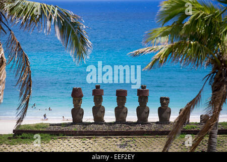 L'ahu Nau Nau, Anakena Beach, île de Pâques, alias Rapa Nui, l'Amérique du Sud. Paysage panoramique avec statues moai. Banque D'Images