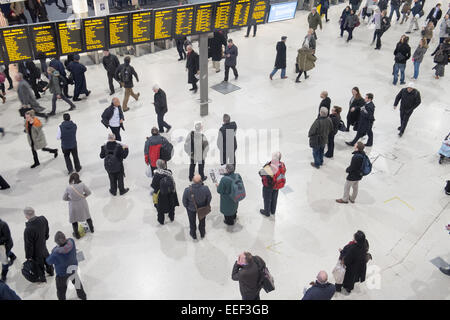 gare de londres waterloo et passagers sur le hall, angleterre avec des panneaux de départ affichant les horaires des trains Banque D'Images