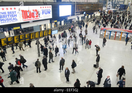 La gare de Waterloo (Londres) et de passagers dans le grand hall, Angleterre Banque D'Images