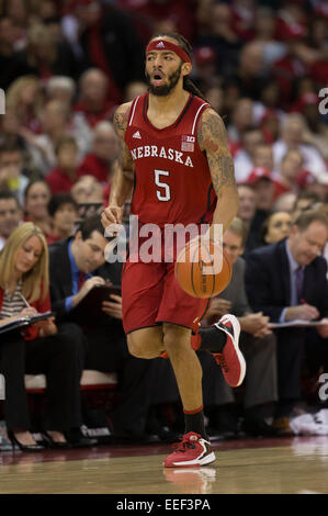 15 janvier 2015 : l'avant Conflit Terrien Petteway Cornhuskers du Nebraska # 5 dribble le ballon de basket-ball de NCAA du tribunal pendant le match entre le Wisconsin Badgers et Nebraska Cornhuskers au Kohl Center à Madison, WI. Le Wisconsin a battu Minnesota 70-55. John Fisher/CSM Banque D'Images