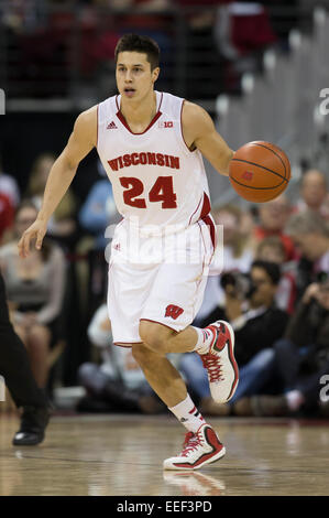 15 janvier 2015 : Wisconsin Badgers guard Bronson Koenig # 24 dribble le ballon de basket-ball de NCAA du tribunal pendant le match entre le Wisconsin Badgers et Nebraska Cornhuskers au Kohl Center à Madison, WI. Le Wisconsin a battu Minnesota 70-55. John Fisher/CSM Banque D'Images