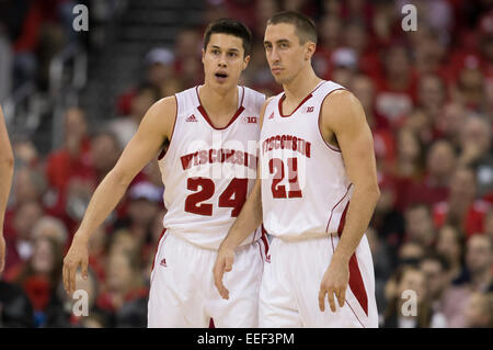 15 janvier 2015 : Wisconsin Badgers guard Bronson Koenig # 24 et le Wisconsin Badgers guard Josh Gasser # 21 lors du match de basket-ball de NCAA entre le Wisconsin Badgers et Nebraska Cornhuskers au Kohl Center à Madison, WI. Le Wisconsin a battu Minnesota 70-55. John Fisher/CSM Banque D'Images