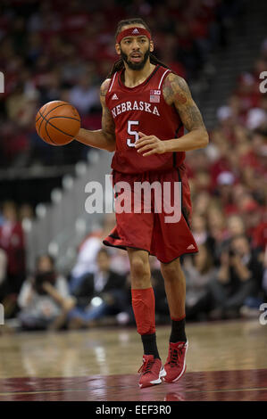 15 janvier 2015 : l'avant Conflit Terrien Petteway Cornhuskers du Nebraska # 5 apporte le ballon de basket-ball de NCAA du tribunal pendant le match entre le Wisconsin Badgers et Nebraska Cornhuskers au Kohl Center à Madison, WI. Le Wisconsin a battu Minnesota 70-55. John Fisher/CSM Banque D'Images