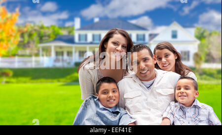 Happy Young Hispanic Family devant leur nouvelle maison. Banque D'Images