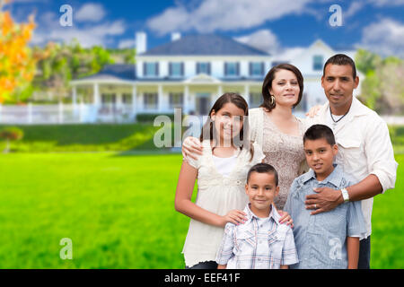 Happy Young Hispanic Family devant leur nouvelle maison. Banque D'Images