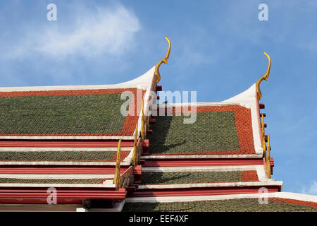 Apex temple gable sur toit avec fond de ciel bleu Banque D'Images