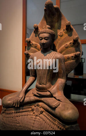 Image de Bouddha à l'abri des hottes naga (datant de 1183) au Musée national de Bangkok, Thaïlande. Banque D'Images