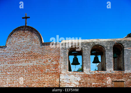 La mission de San Juan Capistrano, California, USA - vieille église et Campanario (clocher-mur) Banque D'Images