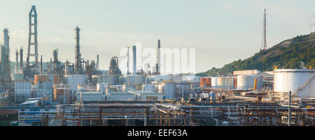 Les réservoirs de stockage dans une usine Banque D'Images