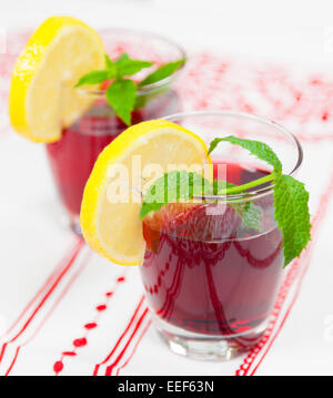 Deux verres de jus de fruits rouges avec du citron Banque D'Images