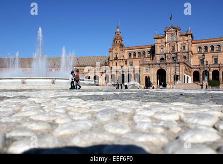 Au début du xxe siècle, la Plaza de España (Espagne) carrés dans le parc Maria Luisa à Séville, Espagne sur une journée d'hiver ensoleillée, low point de vue Banque D'Images