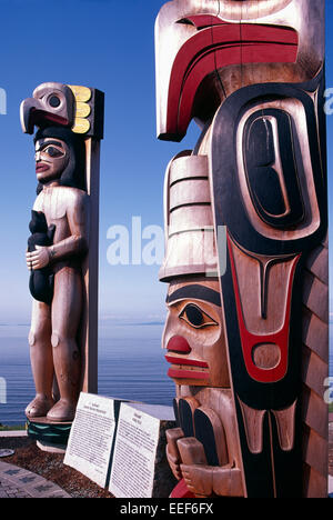 Les Salish de la côte et de mâts totémiques Haïdas le long de la baie Semiahmoo, White Rock, BC, British Columbia, Canada Banque D'Images