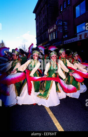 Le festival du Nouvel An chinois défilé Fête, danse avec les danseurs Fans - Chinatown, Vancouver, BC, British Columbia, Canada Banque D'Images