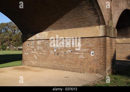 Un mur commémoratif pour les chiens qui sont morts sous un viaduc dans au parc fédéral dans la banlieue de l'ouest intérieur Annandale, Sydney. Banque D'Images