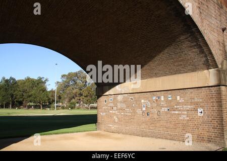 Un mur commémoratif pour les chiens qui sont morts sous un viaduc dans au parc fédéral dans la banlieue de l'ouest intérieur Annandale, Sydney. Banque D'Images