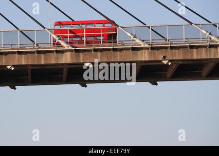 Un bus à impériale rouge traverse l'ANZAC Bridge juste avant le coucher du soleil - Sydney, Australie. Banque D'Images