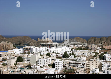 112 Muscat Muscat Oman Masquat Centrum Stadtmitte Stadtansicht Altstadt Gebaeude Weiss Fort Forts Mirani Jalali Sultanspalast Qasr un Banque D'Images