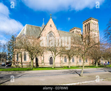 Cathédrale d'Inverness également connu sous le nom de Église Cathédrale de Saint Andrew en Ecosse Inverness Ardross Street au bord de la rivière Ness Banque D'Images