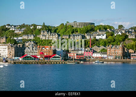 La Jetée Nord d'Oban en Écosse vu de la Baie d'Oban en haut à droite de la tour McCaig's Banque D'Images