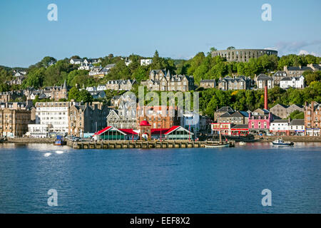 La Jetée Nord d'Oban en Écosse vu de la Baie d'Oban en haut à droite de la tour McCaig's Banque D'Images