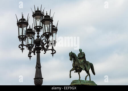 Lanterne et statue à Dresde (Allemagne) Banque D'Images