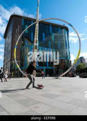 Jeune adolescent jeune homme skateboard par sculpture à l'extérieur de Cardiff Bibliothèque centrale de Cardiff City Centre Wales Royaume-Uni Grande-Bretagne KATHY DEWITT Banque D'Images