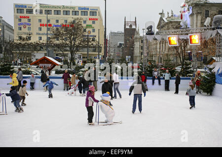 Deutschland München München Karlsplatz Stachus Eisflaeche Eislaufen aussen Schlittschuhlaufen Bayern Hiver Innenstadt City Spa Banque D'Images