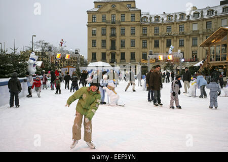 Deutschland München München Karlsplatz Stachus Eisflaeche Eislaufen aussen Schlittschuhlaufen Bayern Hiver Innenstadt City Spa Banque D'Images