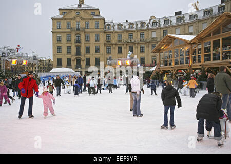 Deutschland München München Karlsplatz Stachus Eisflaeche Eislaufen aussen Schlittschuhlaufen Bayern Hiver Innenstadt City Spa Banque D'Images