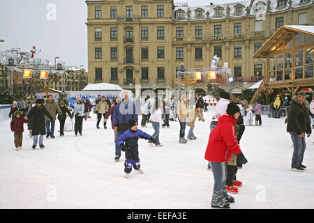 Deutschland München München Karlsplatz Stachus Eisflaeche Eislaufen aussen Schlittschuhlaufen Bayern Hiver Innenstadt City Spa Banque D'Images