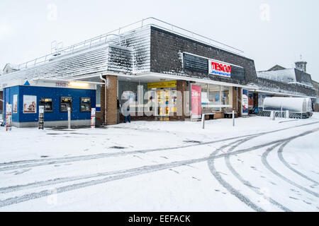 Bradford West Yorkshire 17 janvier 2015 UK Shoppers Météo à Bradford pas detered par chute de neige nuit Crédit : Paul Chambers/Alamy Live News Banque D'Images