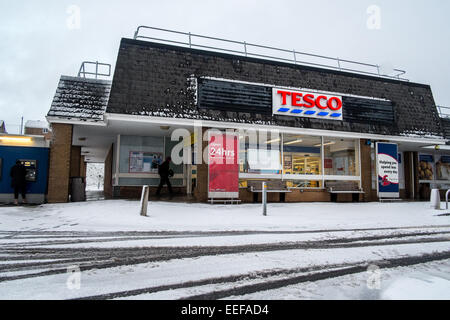 Bradford West Yorkshire 17 janvier 2015 UK Shoppers Météo à Bradford pas detered par chute de neige nuit Crédit : Paul Chambers/Alamy Live News Banque D'Images