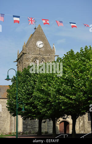 Ste-Mere-Eglise Eglise et drapeaux des pays alliés libérateurs. L'église a joué un rôle le jour J, Juin 1944 Banque D'Images