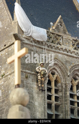 D-Day Memorial de parachute à l'église de Sainte-Mère-Eglise, en Normandie Banque D'Images