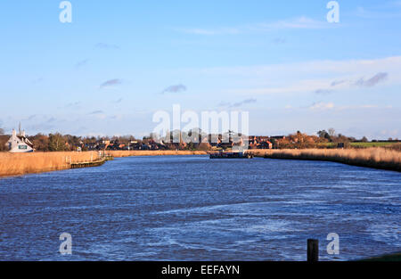 Une vue de la rivière Yare sur les Norfolk Broads approchant Reedham Ferry, Norfolk, Angleterre, Royaume-Uni. Banque D'Images