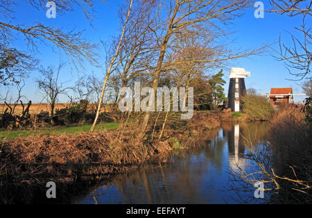 Vue d'un moulin de drainage et de la digue de la rivière Yare sur les Norfolk Broads à Norton, Norfolk, Angleterre, Royaume-Uni. Banque D'Images