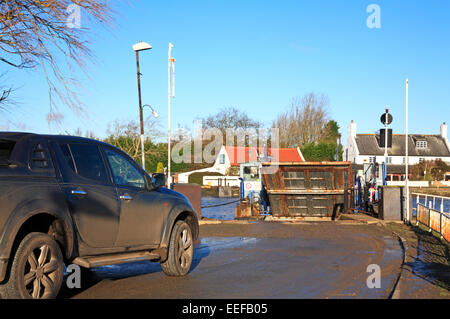 Vue d'un véhicule en attendant l'embarquement Reedham Ferry sur la rivière Yare sur les Norfolk Broads, Angleterre, Royaume-Uni. Banque D'Images