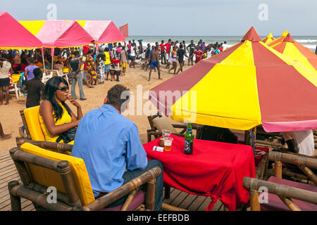 Couple in restaurant sur plage de Labadi, Accra, Ghana, Afrique Banque D'Images