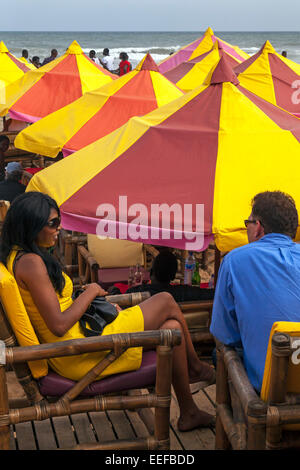 Couple en bar sur plage de Labadi, Accra, Ghana, Afrique Banque D'Images