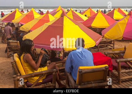 Restaurant et des parasols sur la plage de Labadi, Accra, Ghana, Afrique Banque D'Images