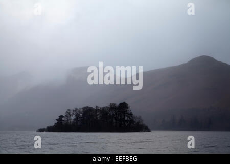 L'Île saint Herbert sur Derwent Water dans le Lake District Banque D'Images