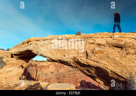 L'homme de race blanche sur Mesa Arch, Canyonlands National Park, Utah, USA Banque D'Images