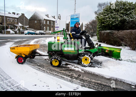 Bradford, West Yorkshire. 17 janvier 2015. Météo Royaume-uni petit mini chasse-neige efface les trottoirs à Bradford Crédit : Paul Chambers/Alamy Live News Banque D'Images