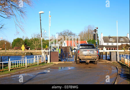 Vue d'un embarquement véhicule Reedham Ferry sur la rivière Yare sur les Norfolk Broads, Angleterre, Royaume-Uni. Banque D'Images