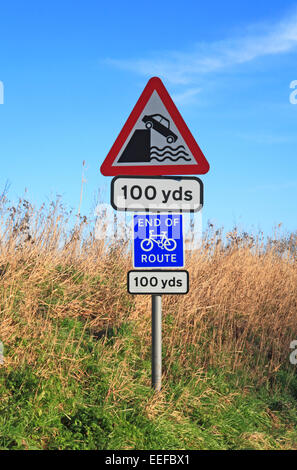 Avertissement de l'information et de la signalisation routière sur l'approche de Reedham Ferry, Norfolk, Angleterre, Royaume-Uni. Banque D'Images