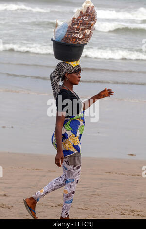 Vendeur à la plage de Labadi, Accra, Ghana, Afrique Banque D'Images