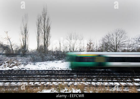 Des trains en Angleterre billet malgré la neige et le mauvais temps Banque D'Images