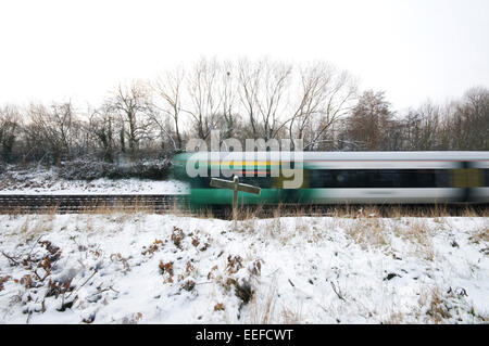 Des trains en Angleterre billet malgré la neige et le mauvais temps Banque D'Images